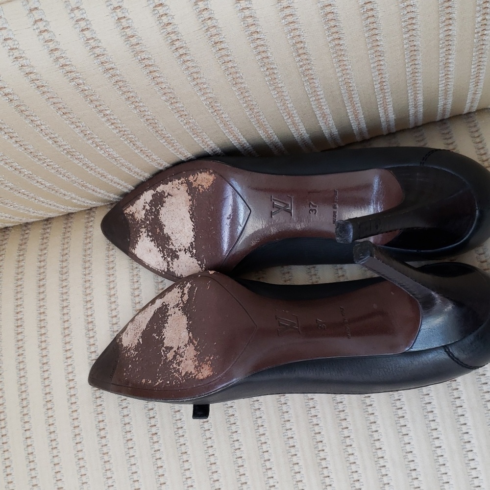 LOUIS VUITTON PUMPS WITH LV CUBE CHARM - Picture 10 of 11